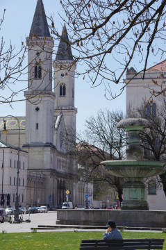 Brunnen am Geschwister-Scholl-Platz und Ludwigskirche